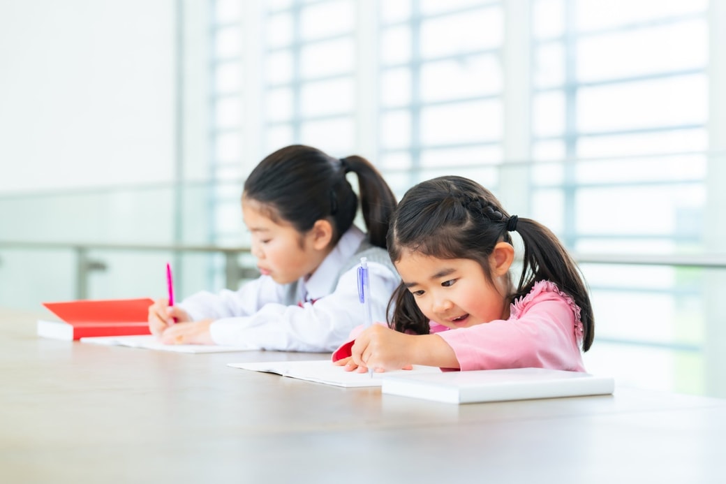 公共施設で勉強する子ども
