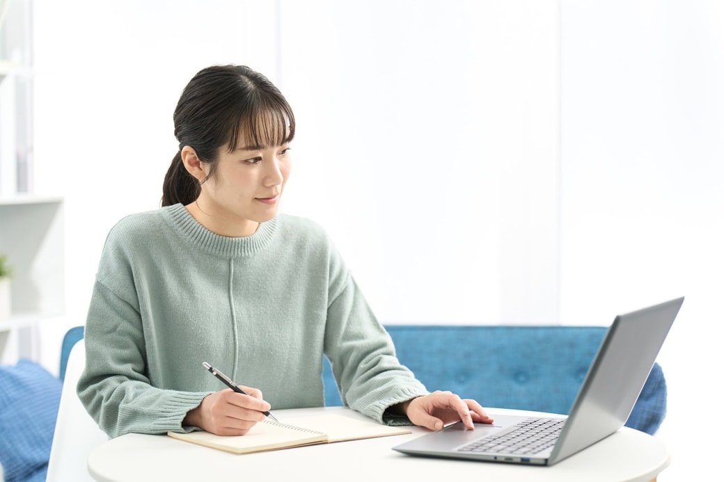 自宅で勉強する女性