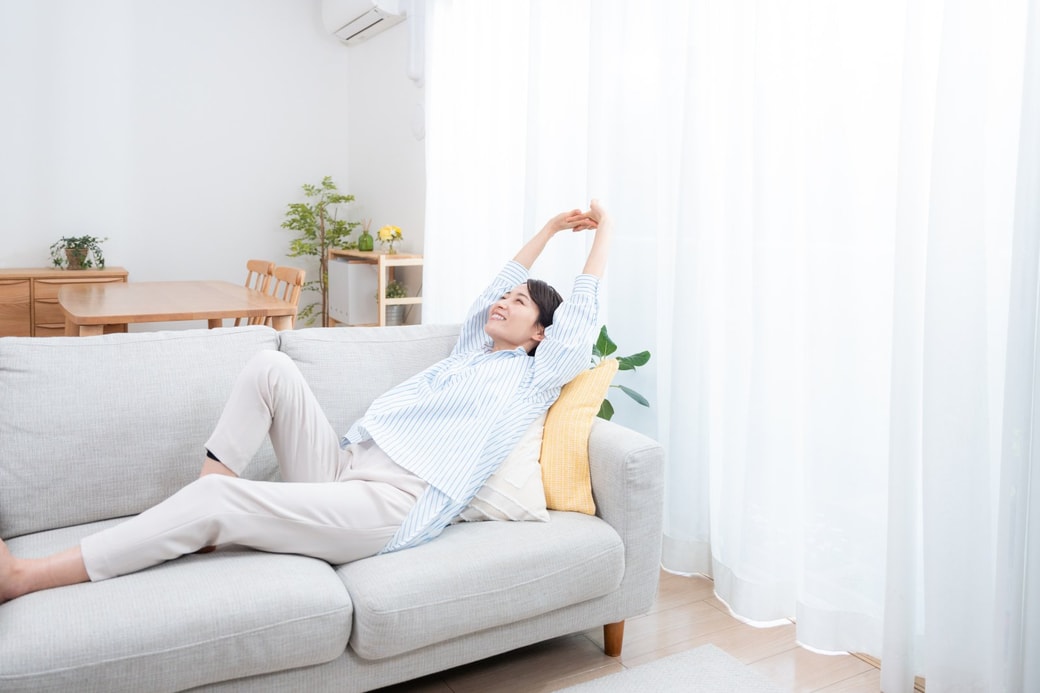 ソファで寛ぐ女性