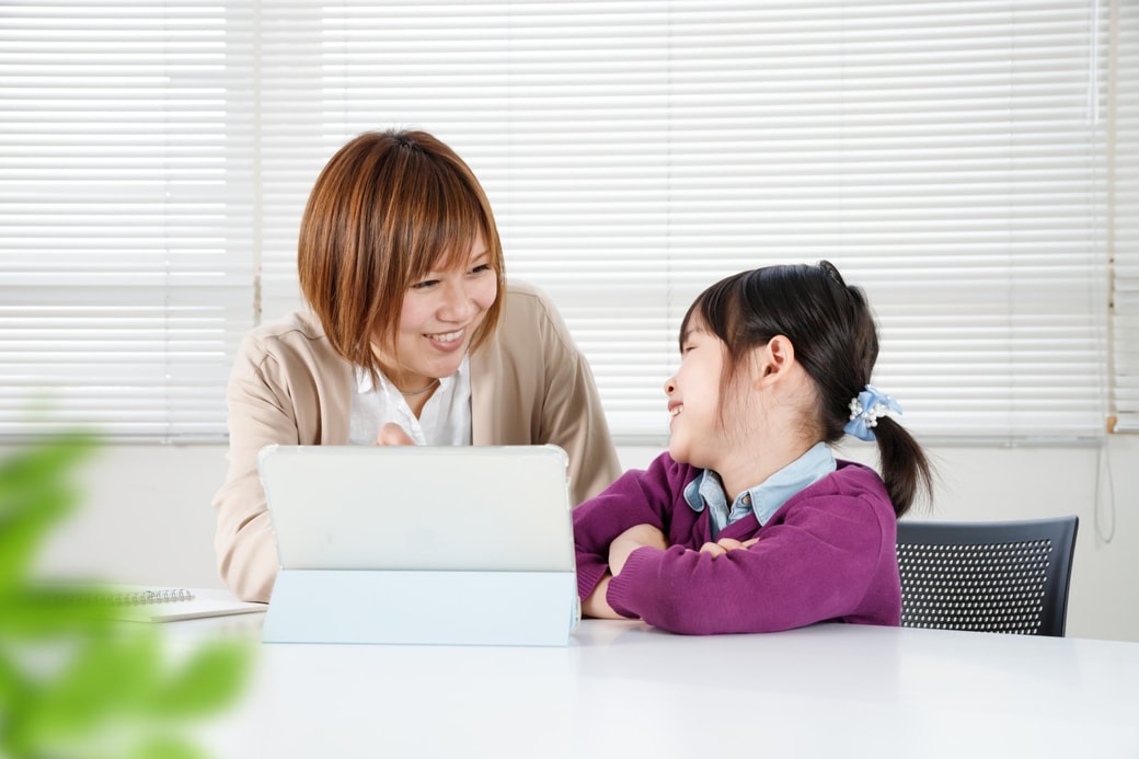 子どもを向き合う女性