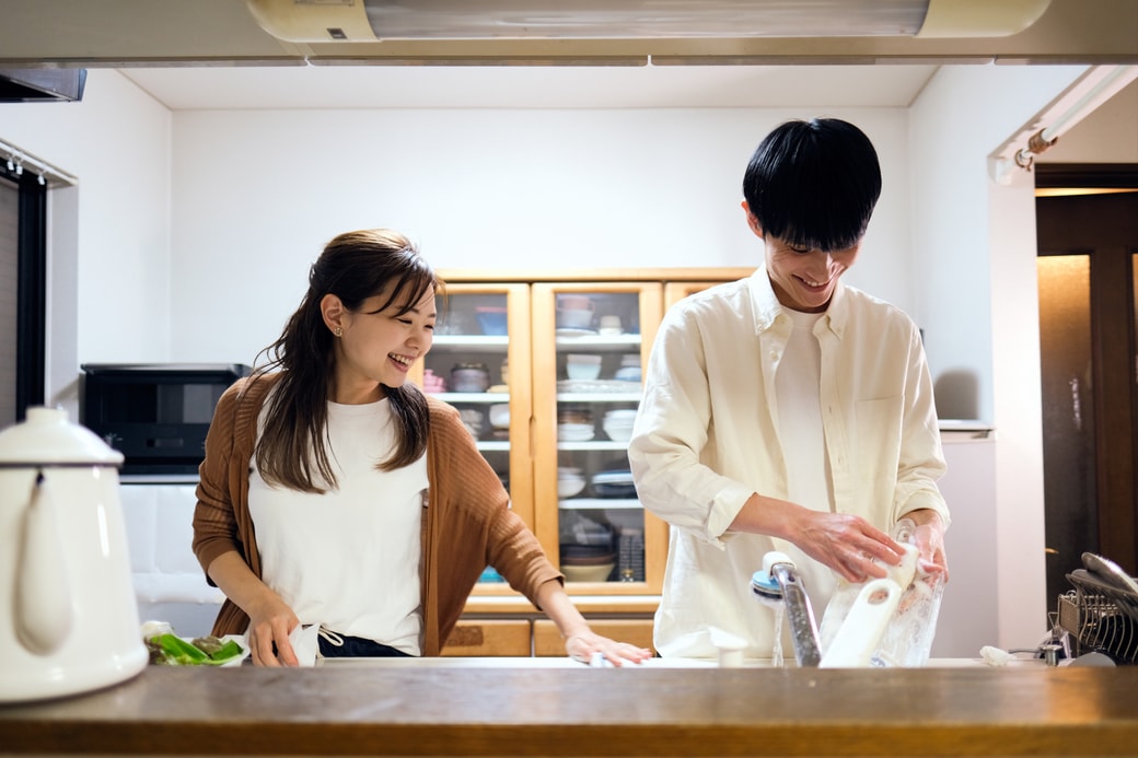 一緒に皿洗いをする夫婦