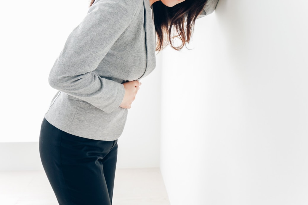 腹痛に苦しむ女性