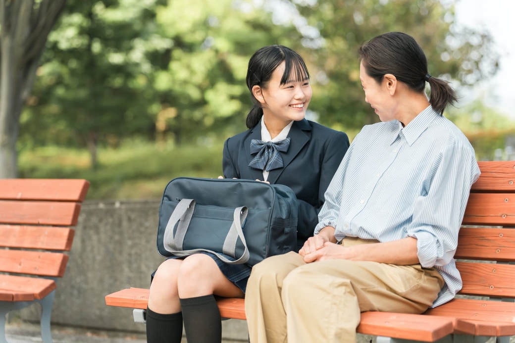 笑顔で会話する母娘