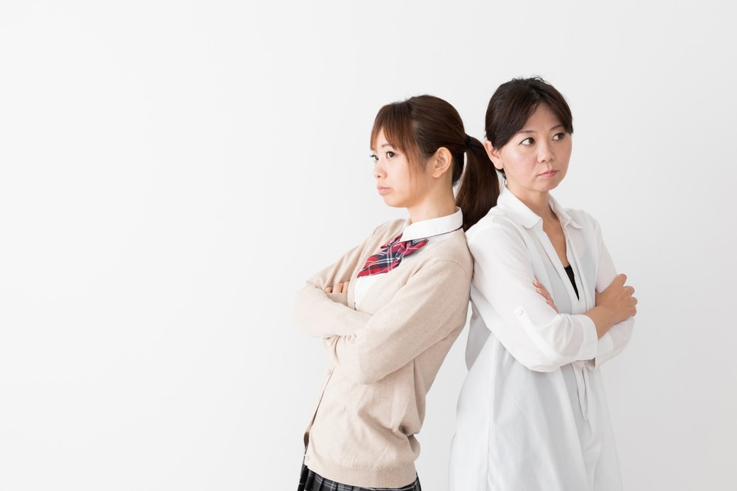 背を向ける母と娘