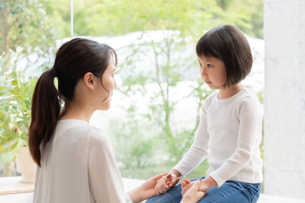 子どもに話をする母親