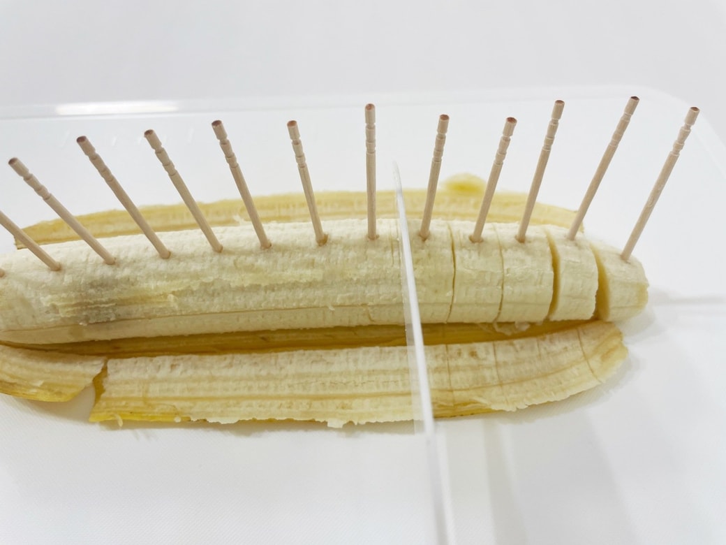 つまようじの間を包丁で切る