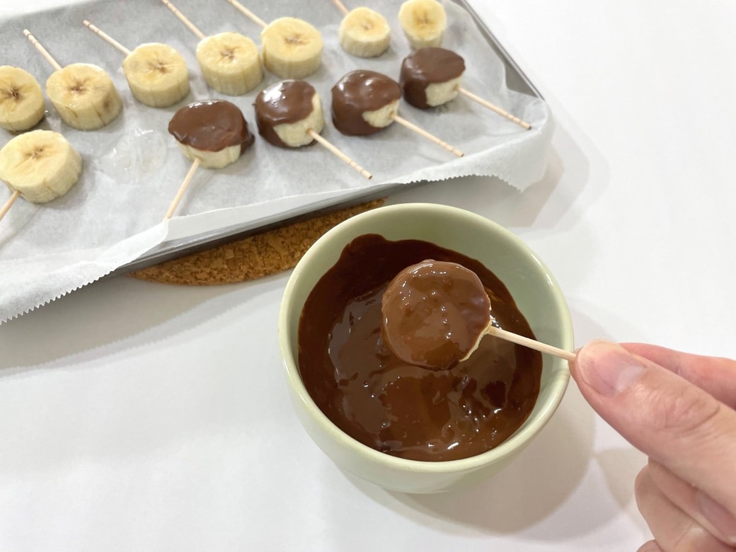 冷凍したバナナをチョコにくぐらせる