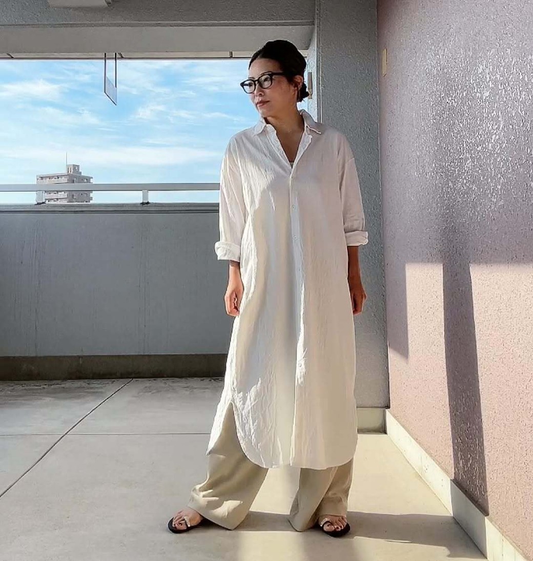 ゆるシルエットの白シャツで、おしゃれと体型カバーを同時に叶えて。