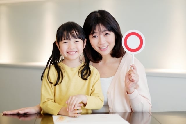 マルバツを出す親子