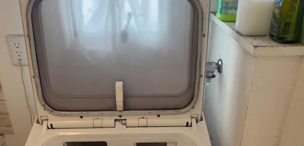 フタを開けた状態の洗濯機