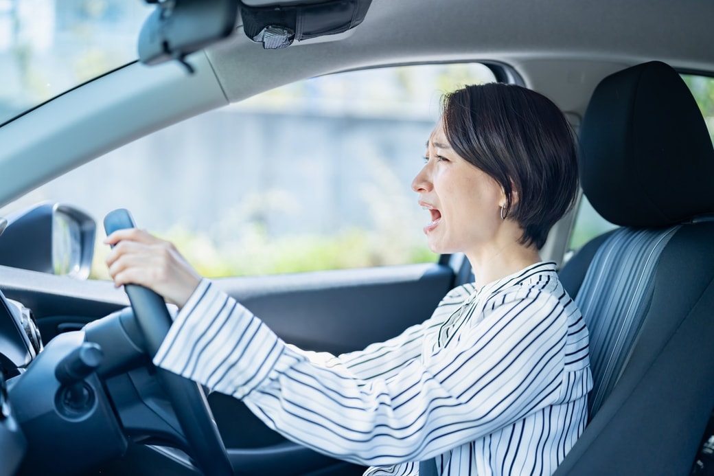 車に乗る人
