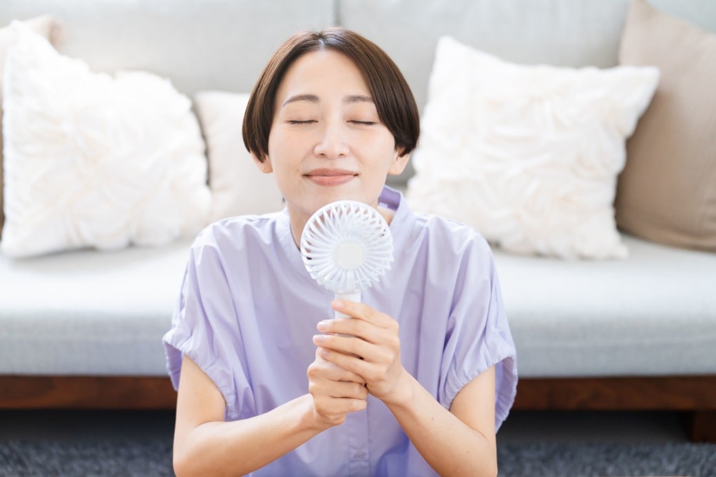 休憩する女性