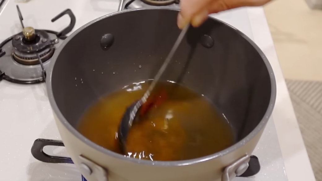 鍋で合わせ酢を作る人