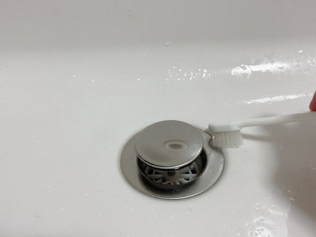 細かい部分は歯ブラシで汚れを落とす