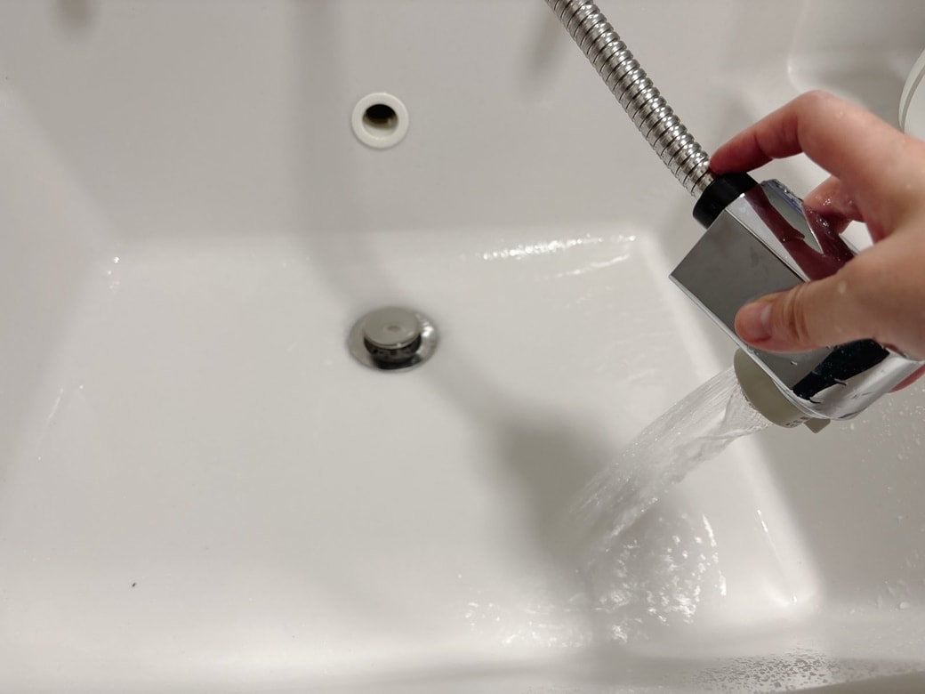 水で洗い流す