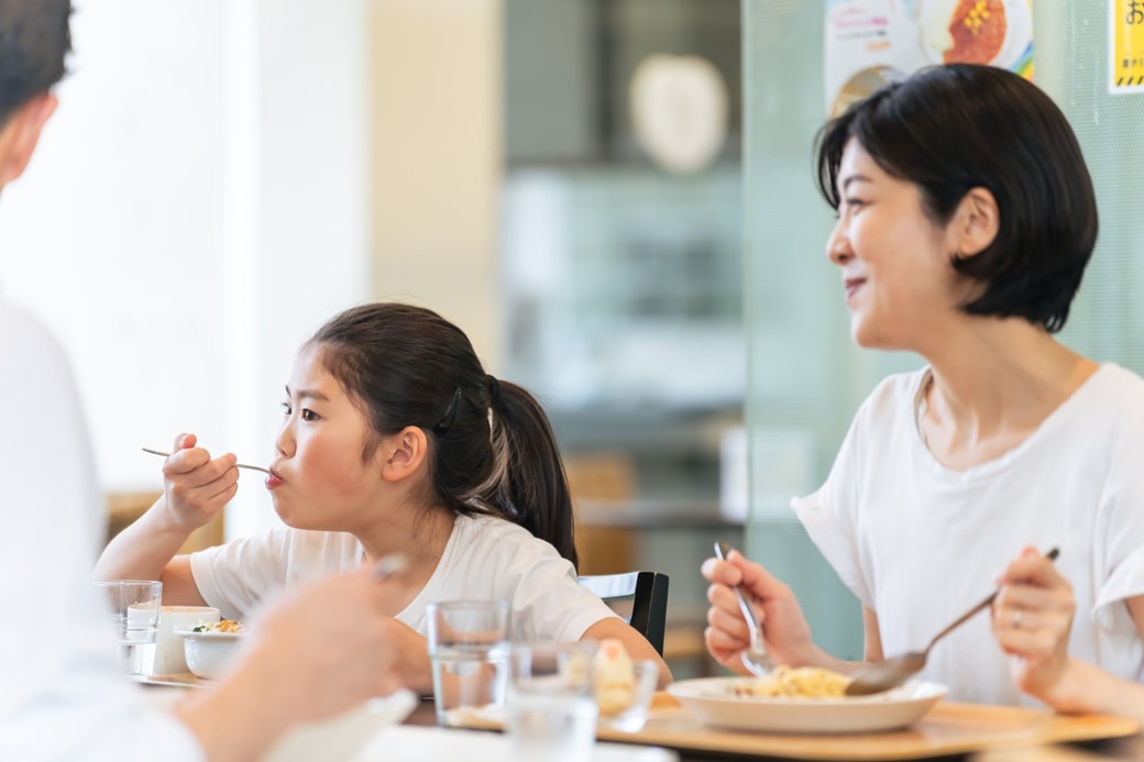 外食する家族