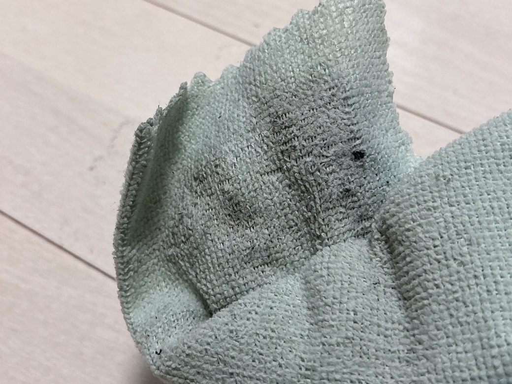 汚れで黒くなったクロス
