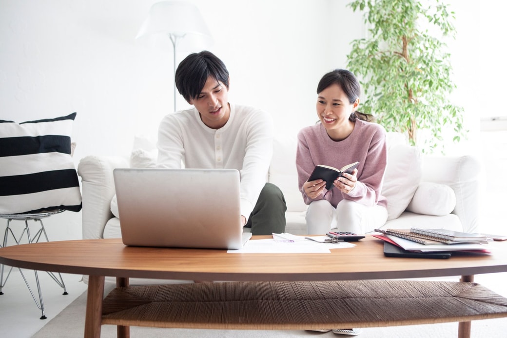 話し合う夫婦