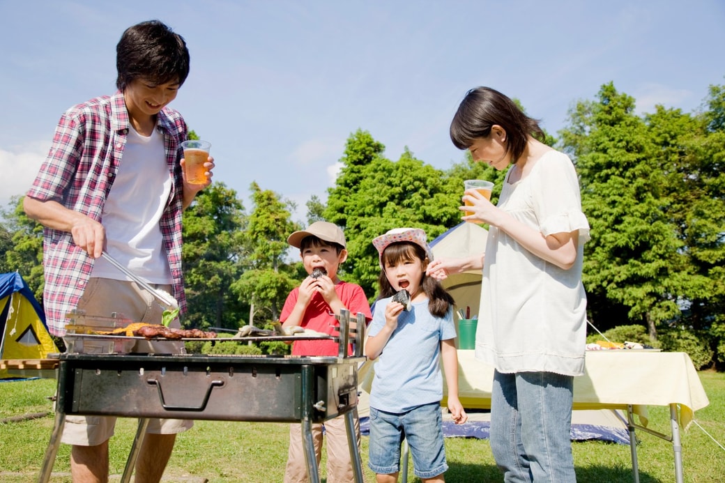 BBQを楽しむ家族