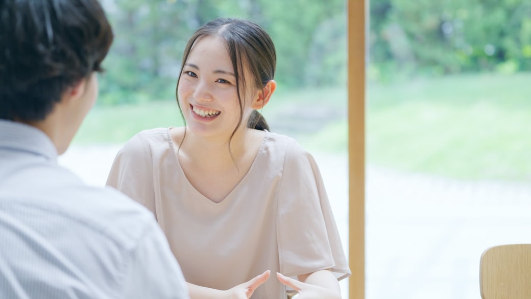 笑顔で話す夫婦