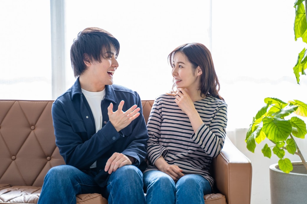笑顔で話す夫婦