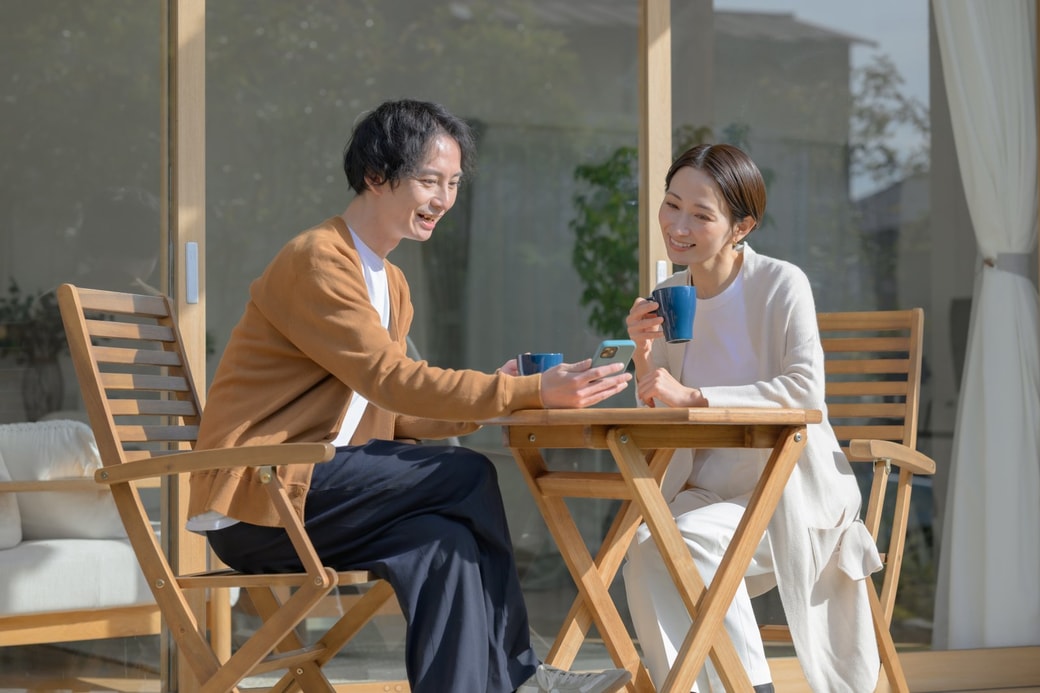 テラスで話をする夫婦