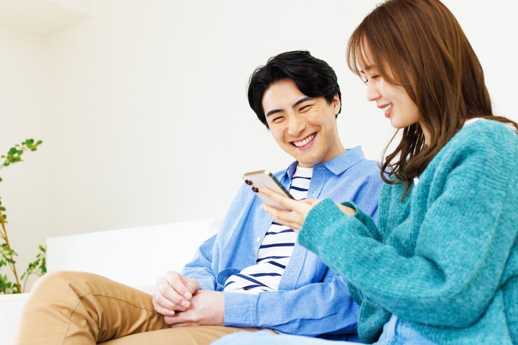 リビングで話す夫婦
