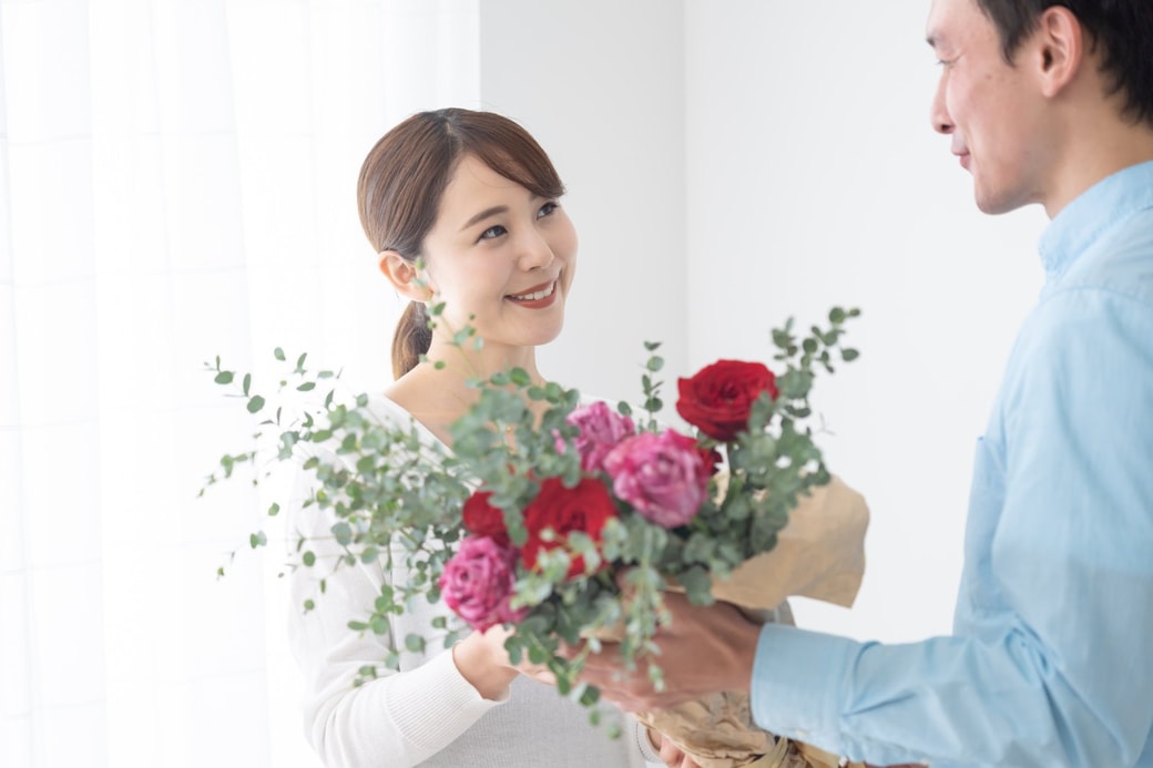 妻へ花束を贈る夫
