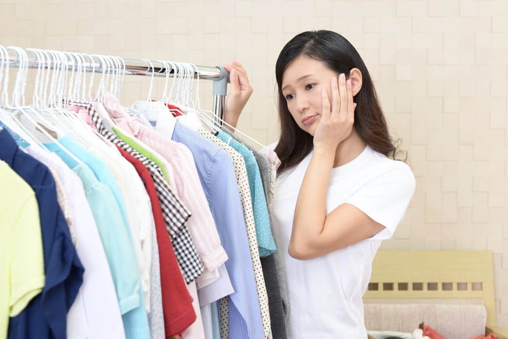 服を選ぶ人