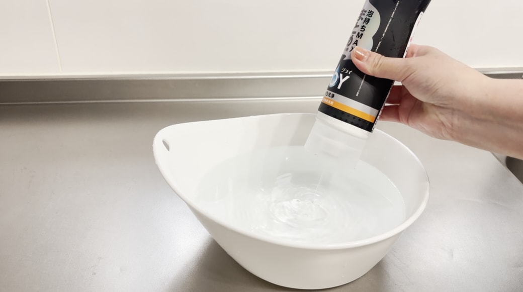 食器用洗剤を加える