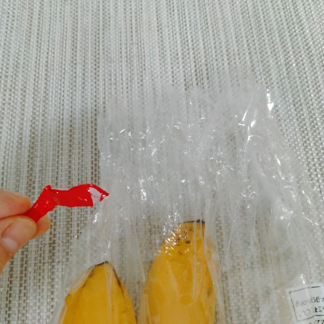袋についたテープをはがした袋に入ったバナナ