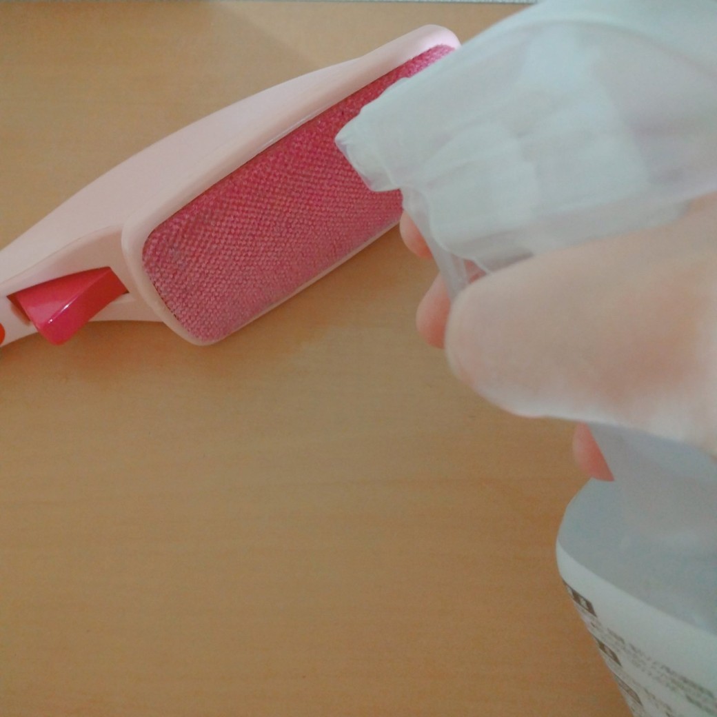 エチケットブラシにアルカリ電解水を吹きかける人