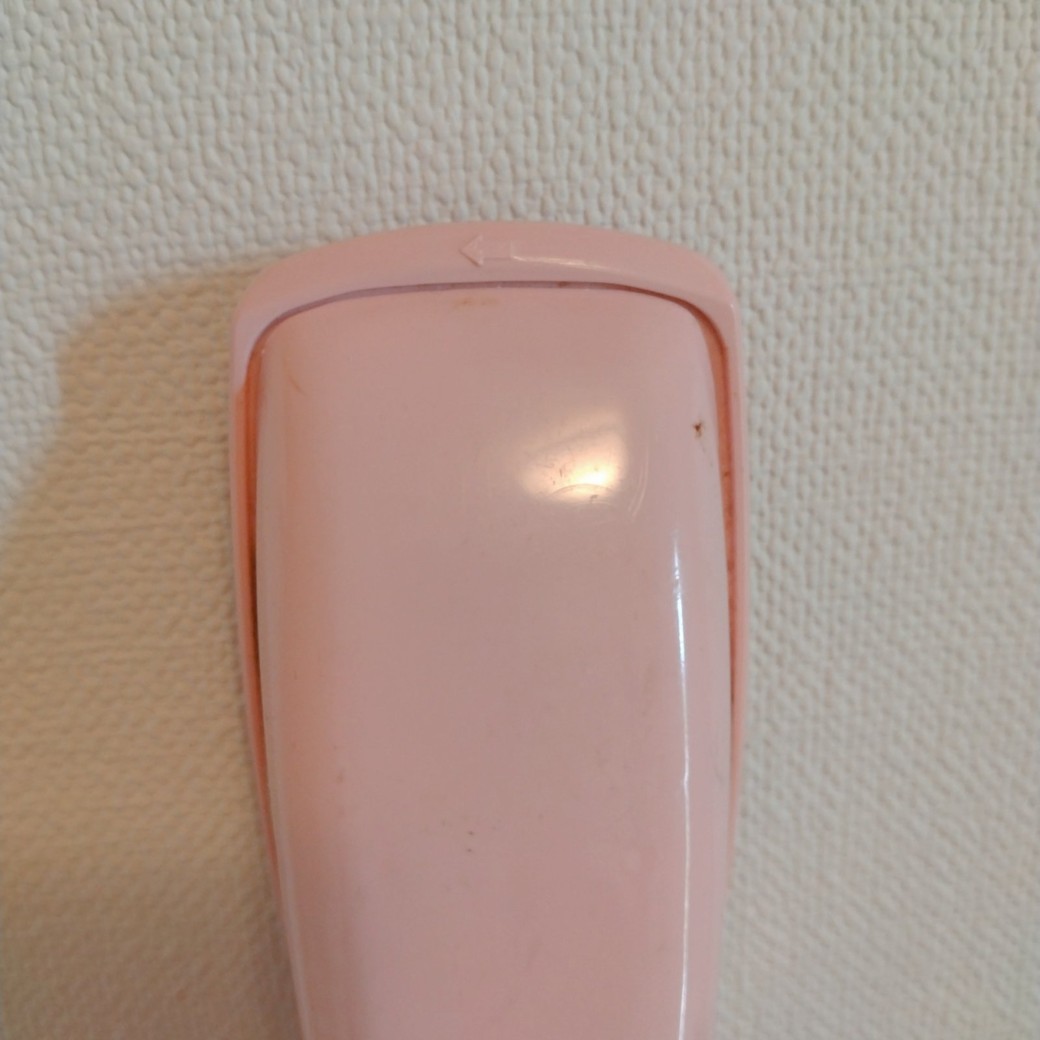 エチケットブラシで壁を掃除する人