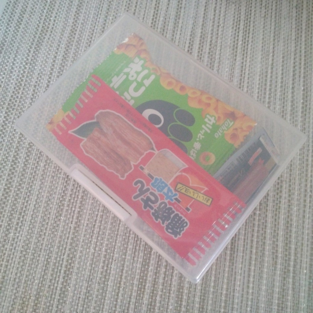 お菓子を入れたはがきケース