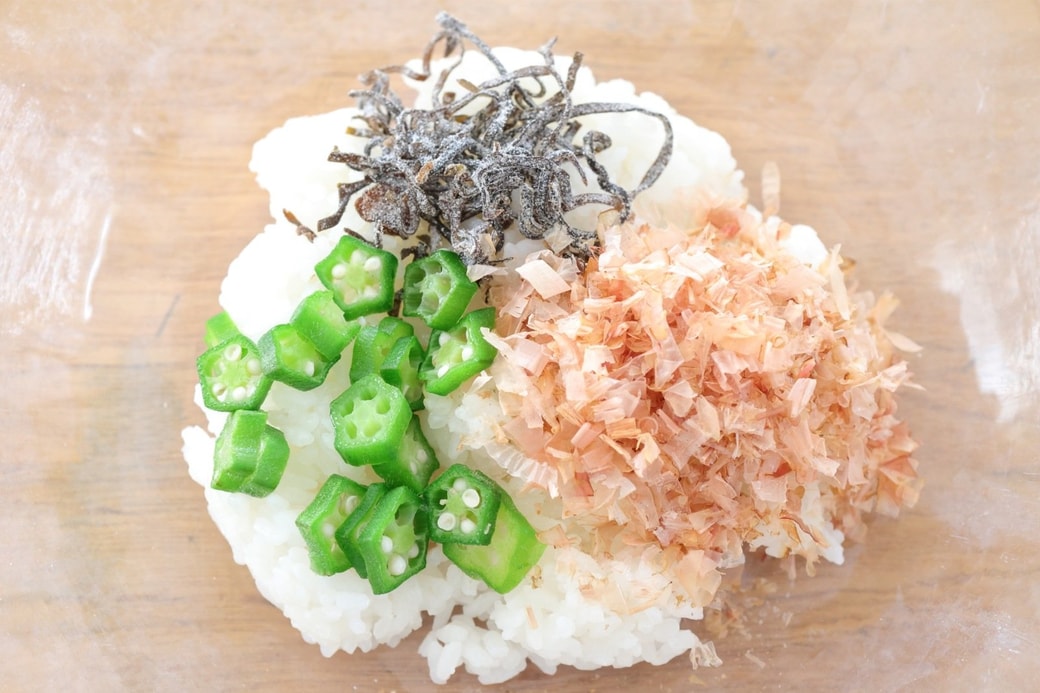 オクラと塩こんぶのおかかおにぎり