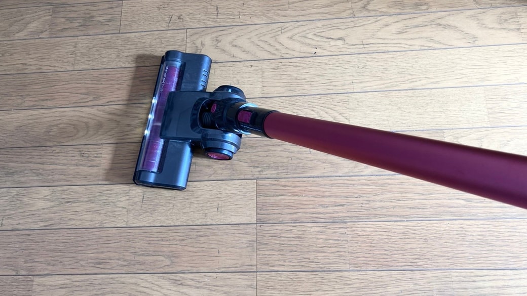 掃除機を使っている様子