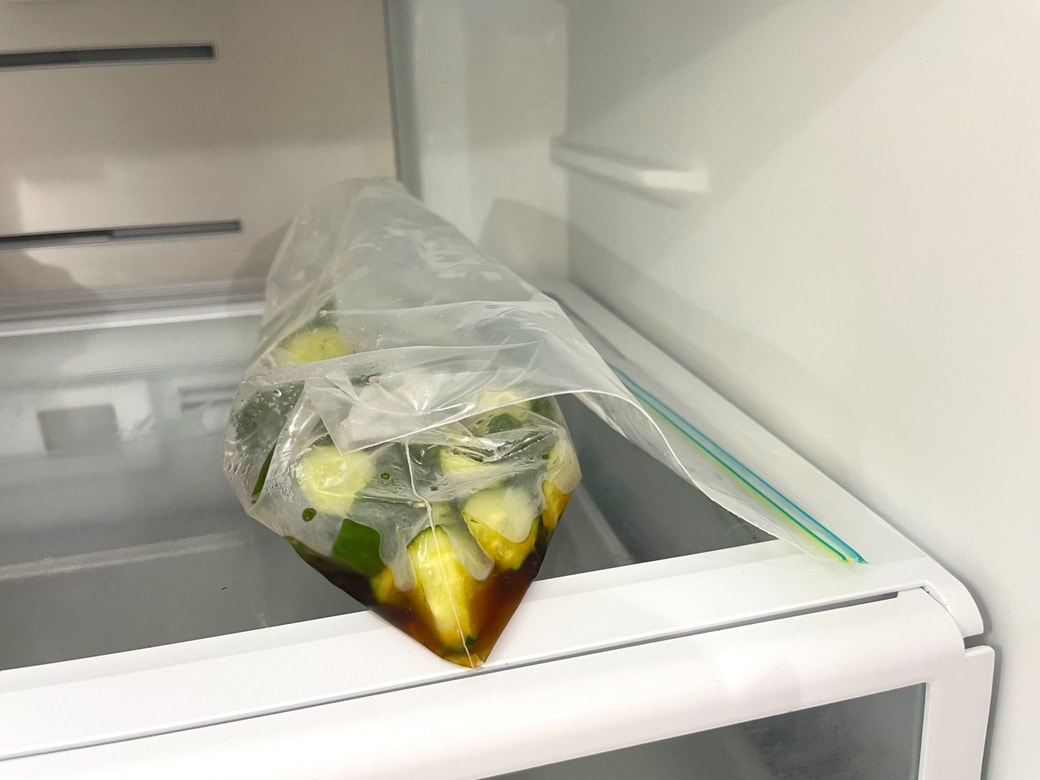 自立せずスペースを取るジッパーバッグ入りの食品