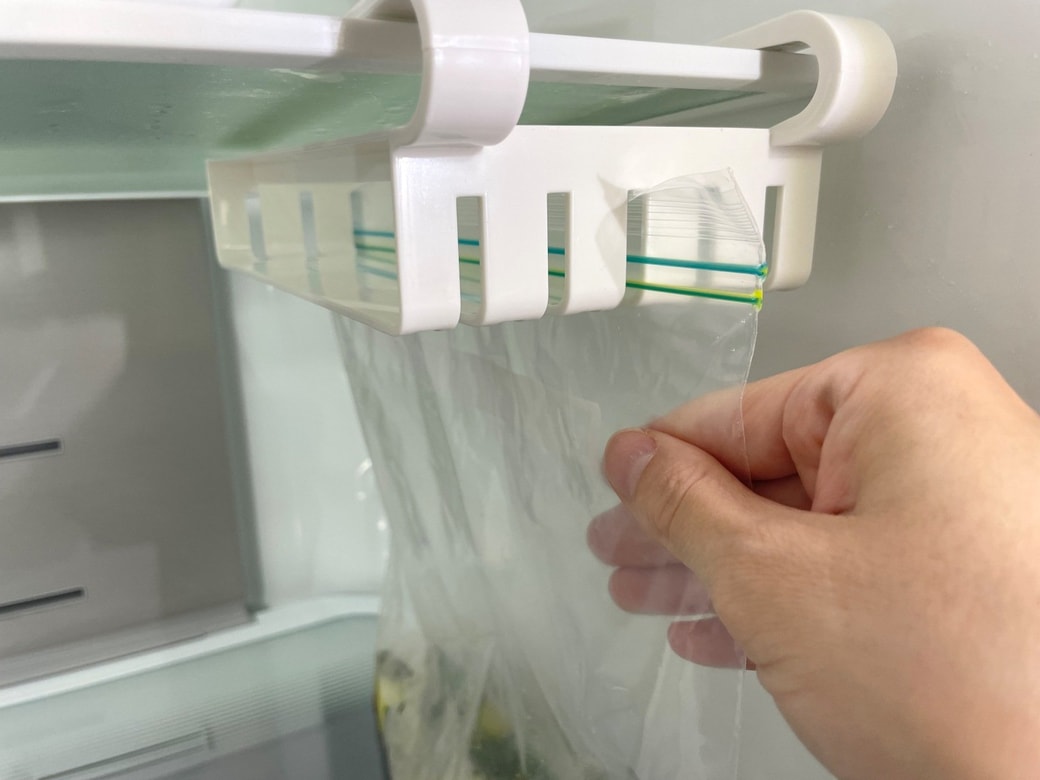 ハンガーのすき間にジッパー部分をスライドさせる
