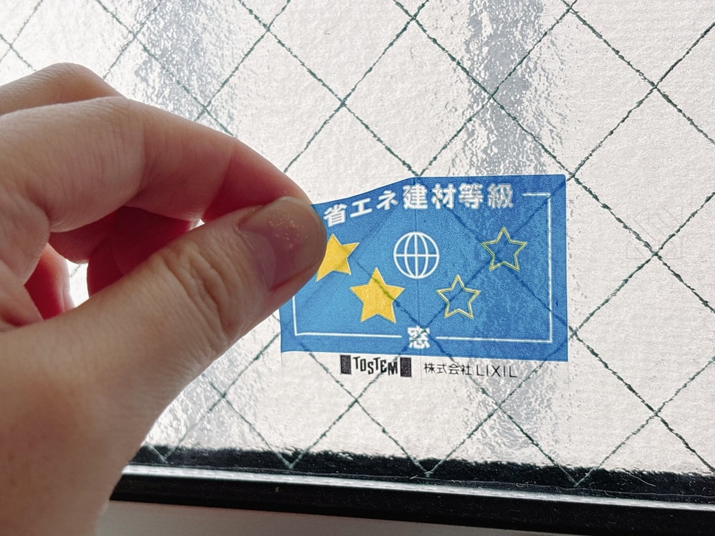 シールを剥がしているところ