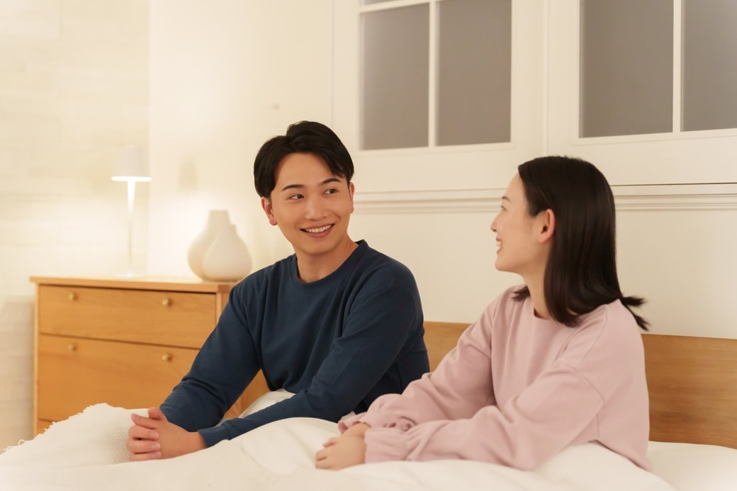 ベッドで会話する夫婦