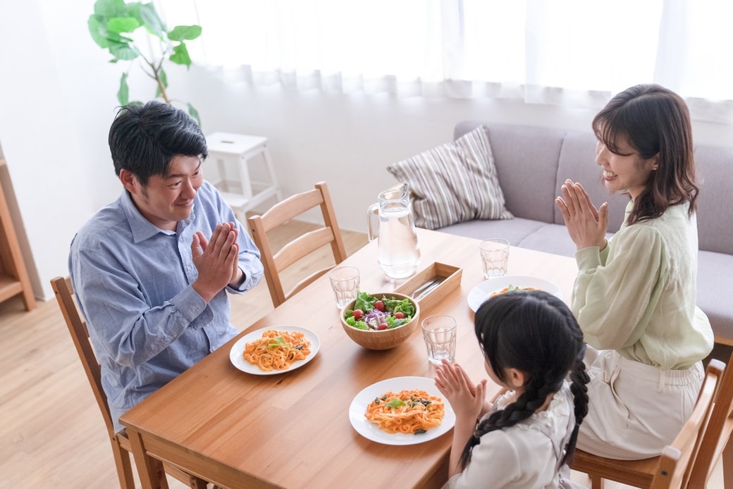 食宅を囲むカップル