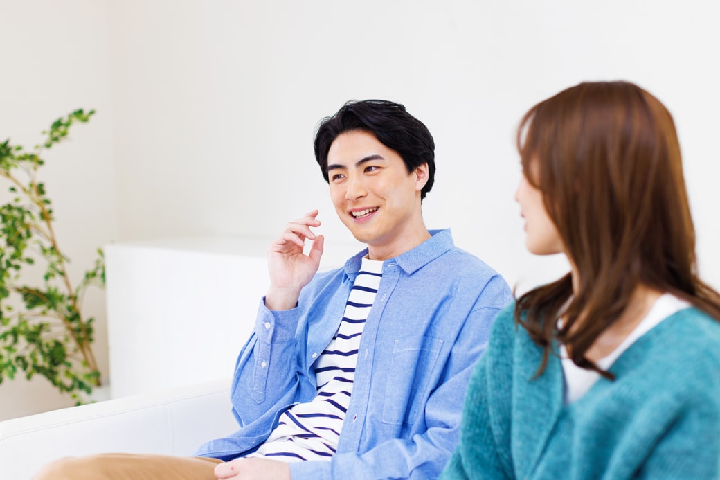 リビングで会話する夫婦