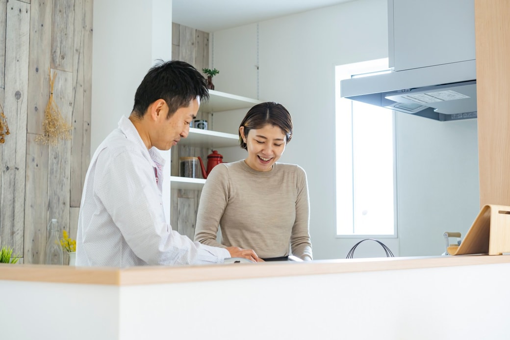 キッチンで会話する夫婦
