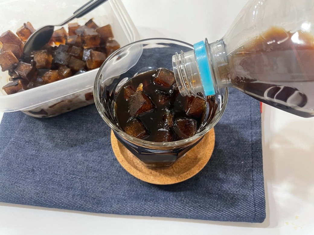 コーヒーにコーヒー氷を浮かべる