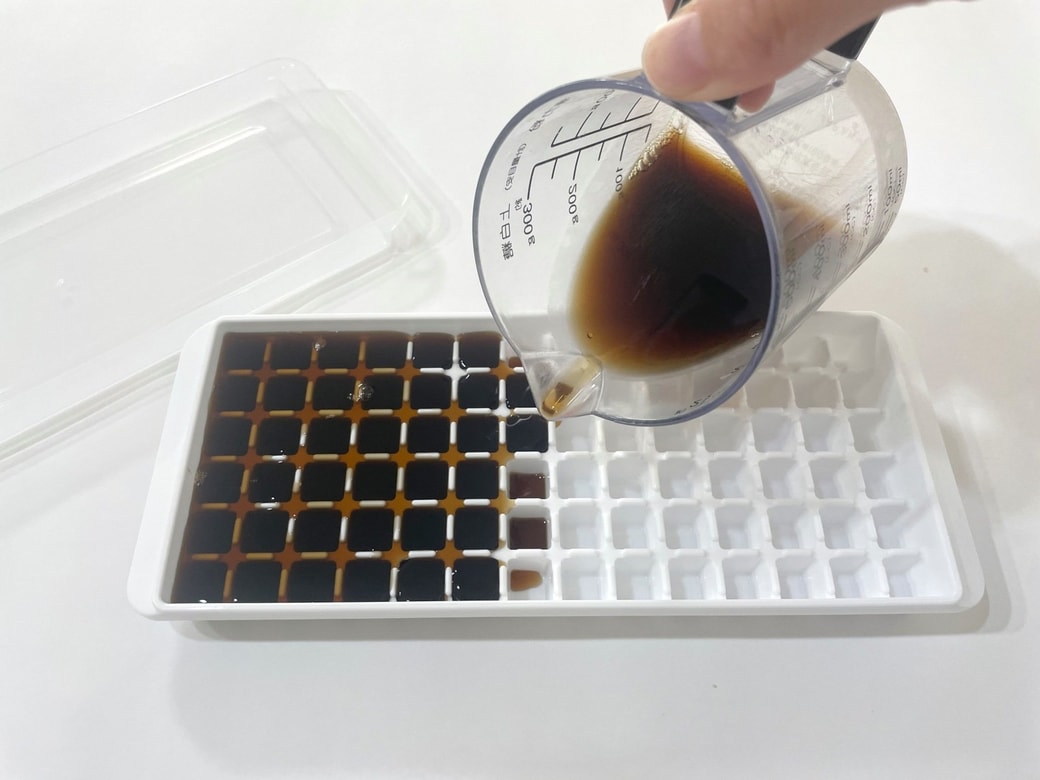 製氷器にコーヒーを注ぐ