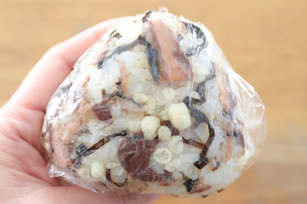 「さば缶と塩こんぶの天かすおにぎり」
