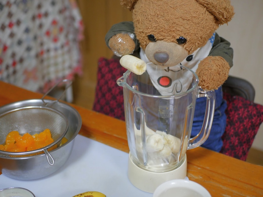ミキサーに材料を入れる