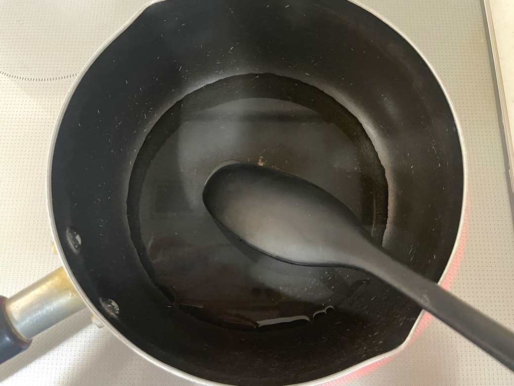 水と寒天を火にかける