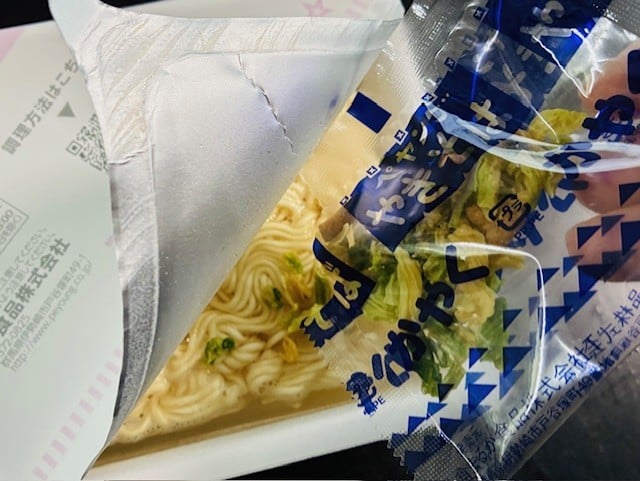 先に熱湯を注ぎ、すぐに“かやく”を【後入れ】するだけ！