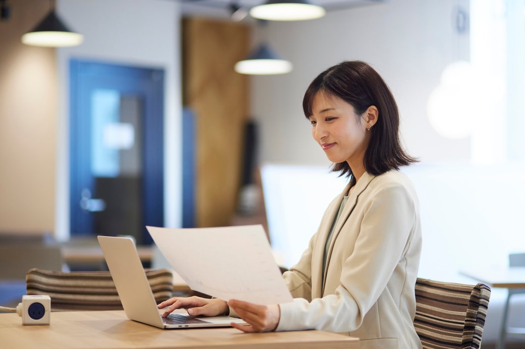 笑顔でパソコン作業する女性